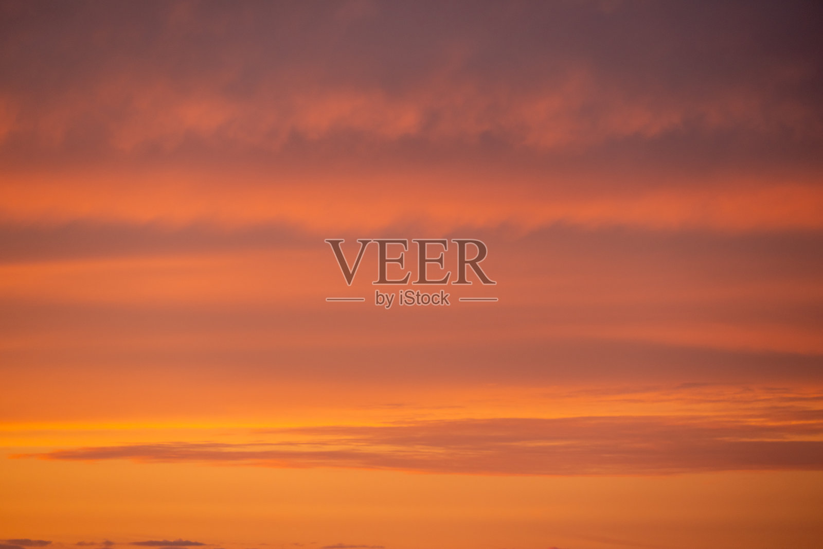 云层层叠,映衬着渐渐消逝的夕阳照片摄影图片