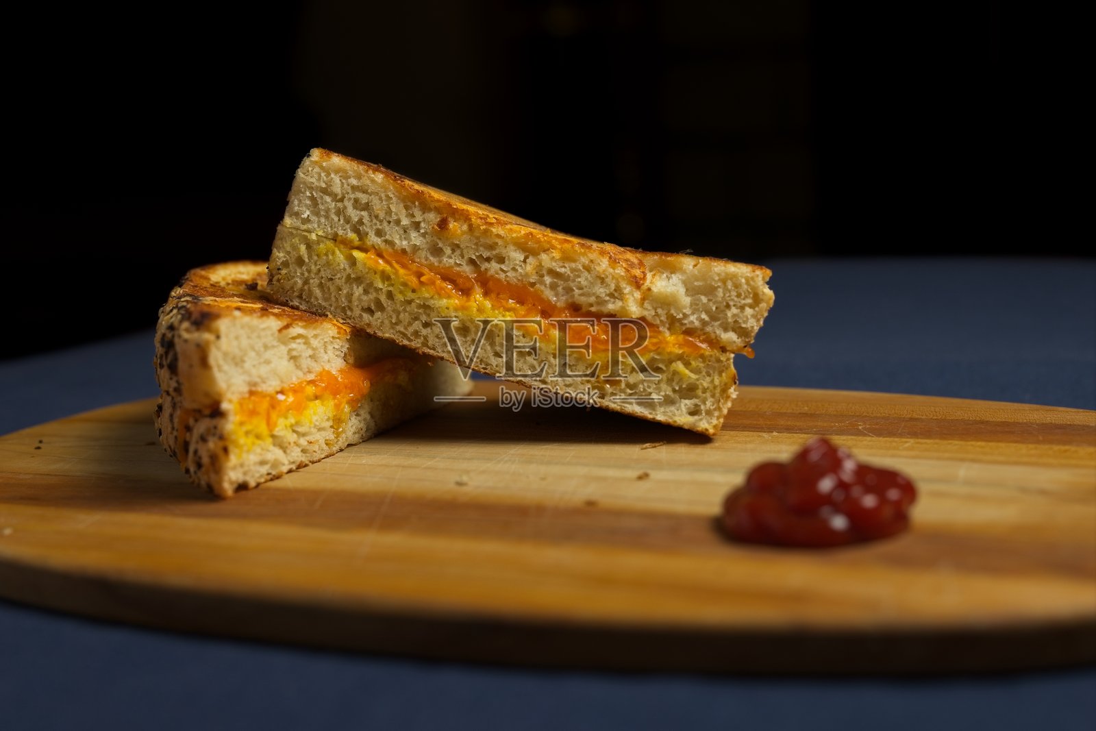 木板上的烤奶酪三明治照片摄影图片