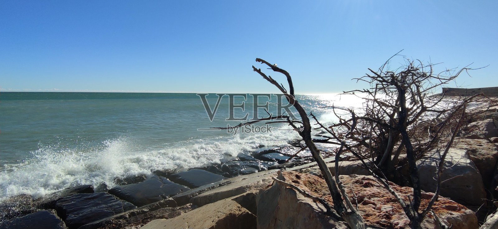 《光与怒:阳光与风暴之间的港口》照片摄影图片