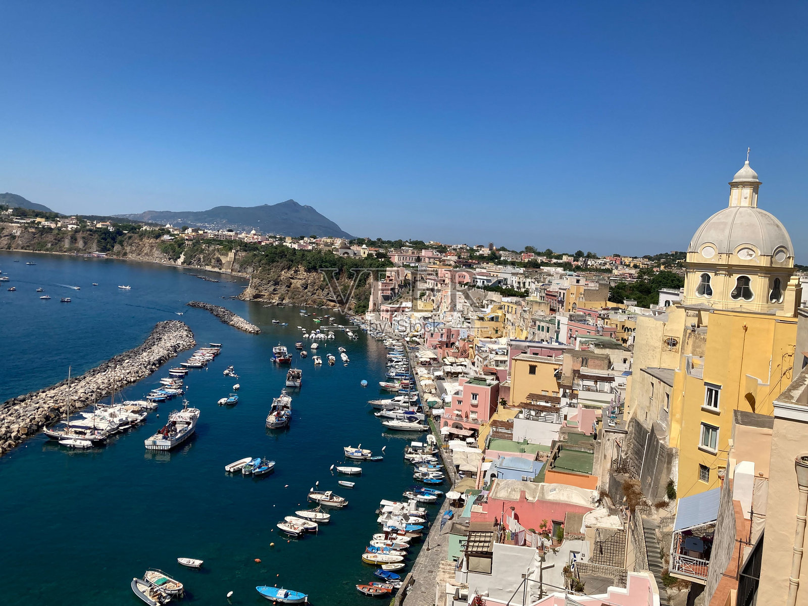 意大利那不勒斯的美丽景色,五彩斑斓的建筑、码头和湛蓝的天空。照片摄影图片