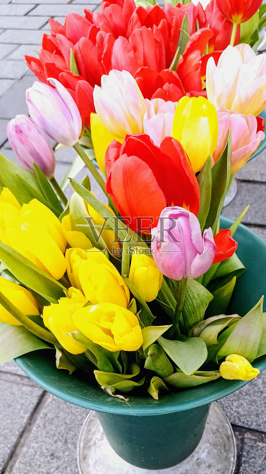 街头花店。五彩缤纷的郁金香在桶里。照片摄影图片