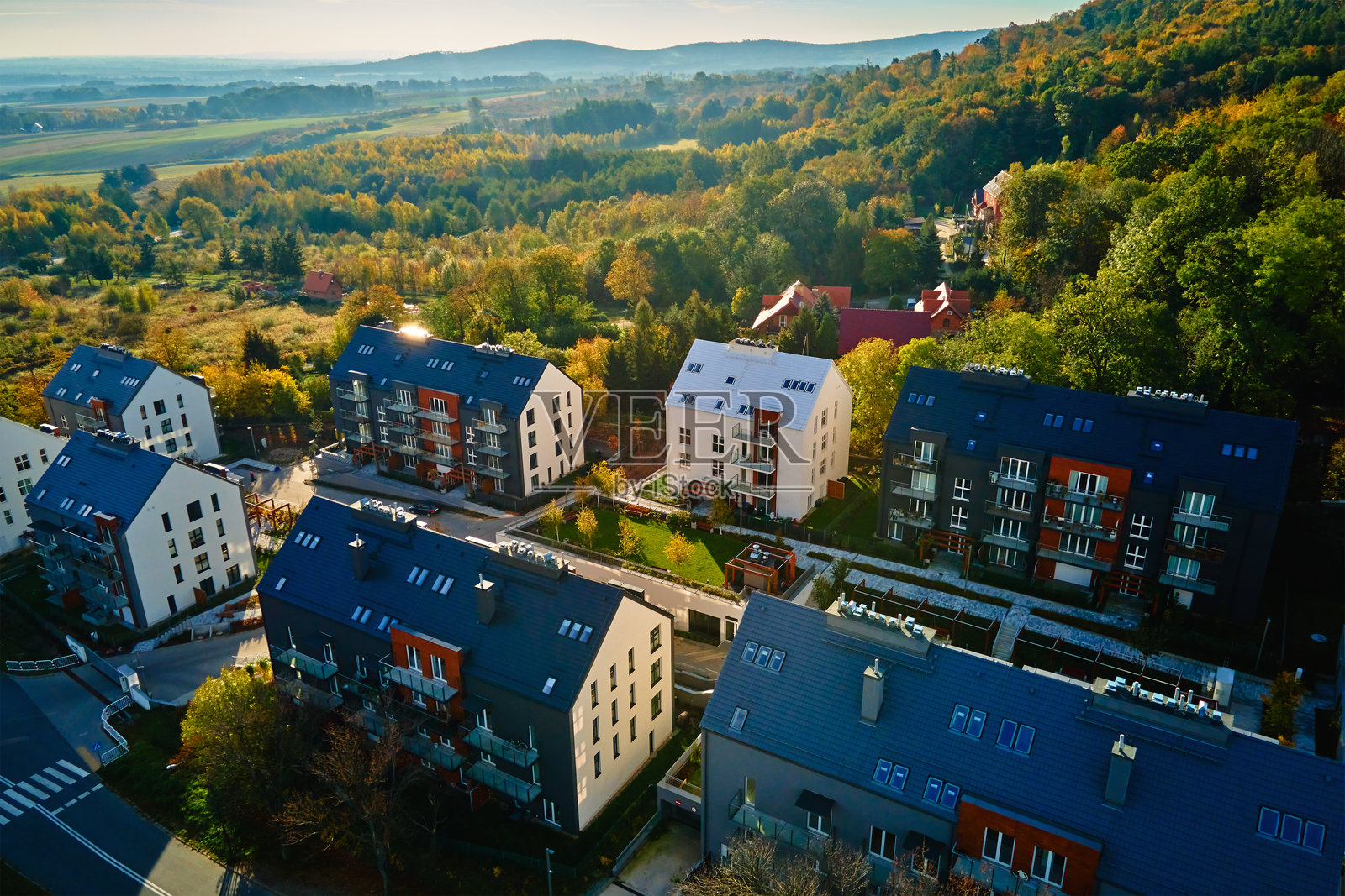 生态友好的郊区社区中的小镇住宅建筑照片摄影图片