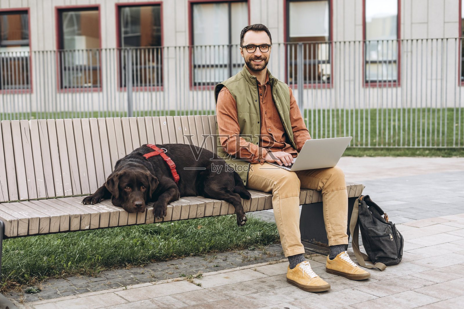 中年男子,时尚眼镜的自由职业者,使用笔记本电脑,文案撰稿人在键盘上打字照片摄影图片