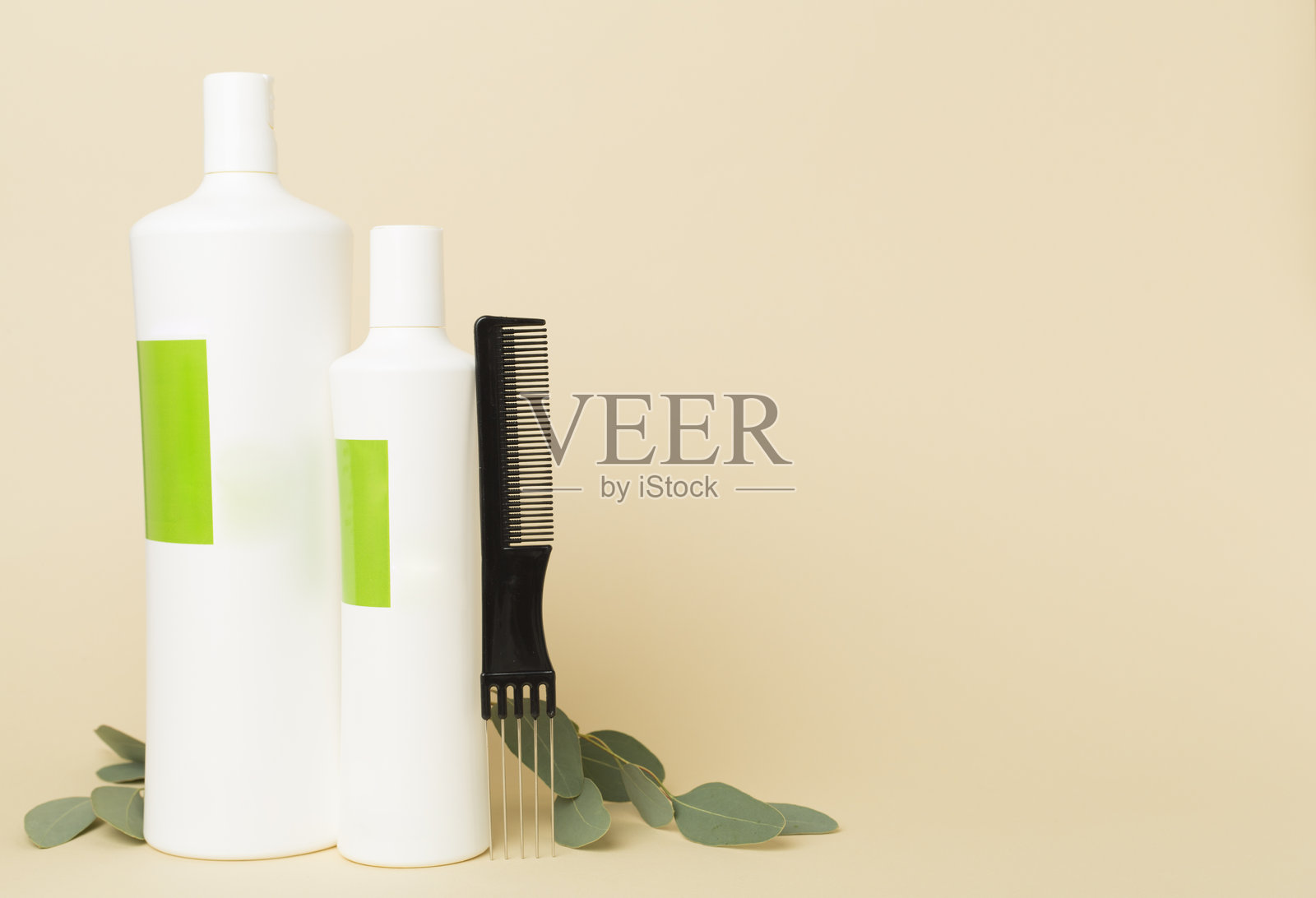 带有绿色叶子的洗发水和发膜,背景为彩色。照片摄影图片