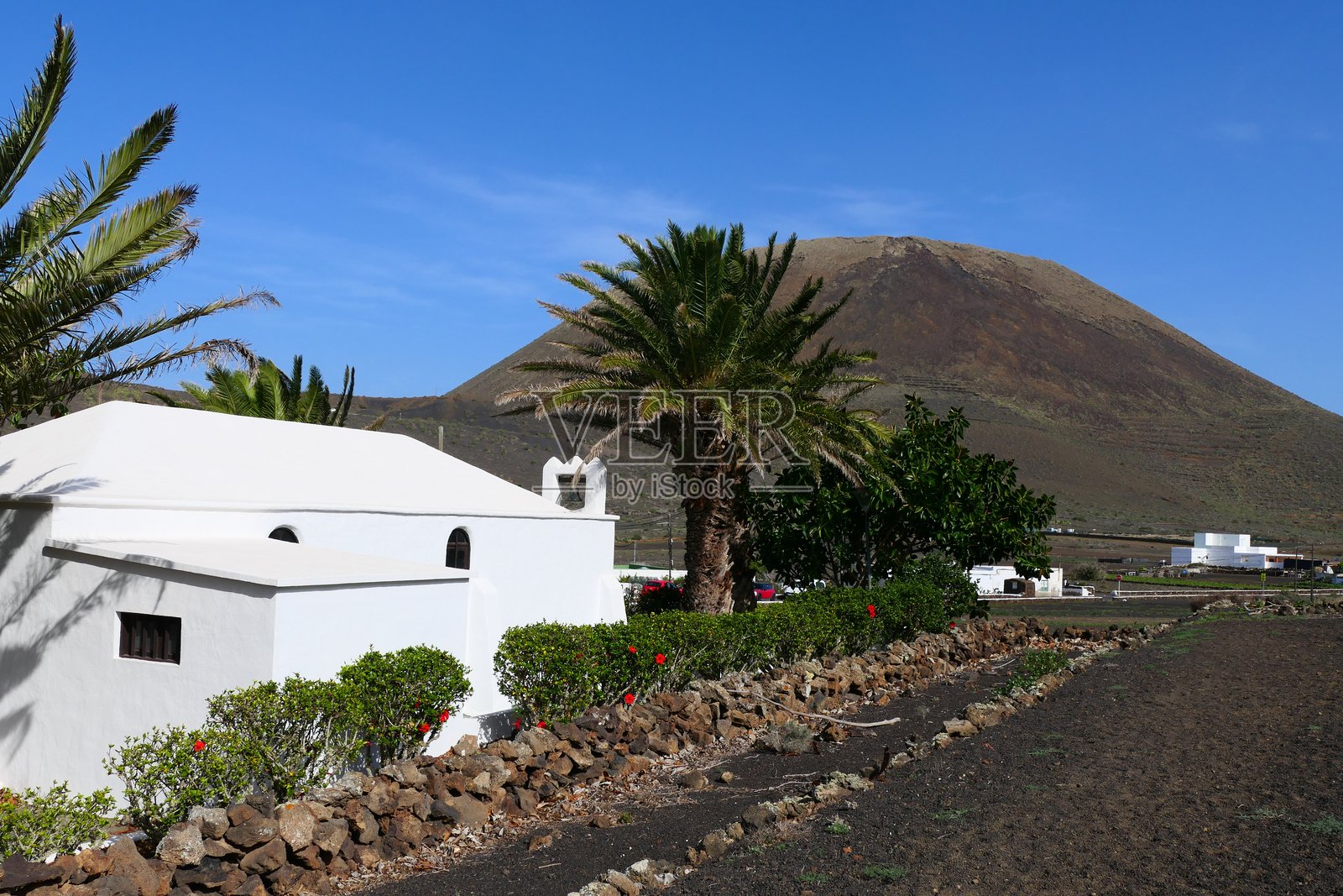 位于火山景观中的Guinate小村庄教堂,兰萨罗特岛,加那利群岛照片摄影图片