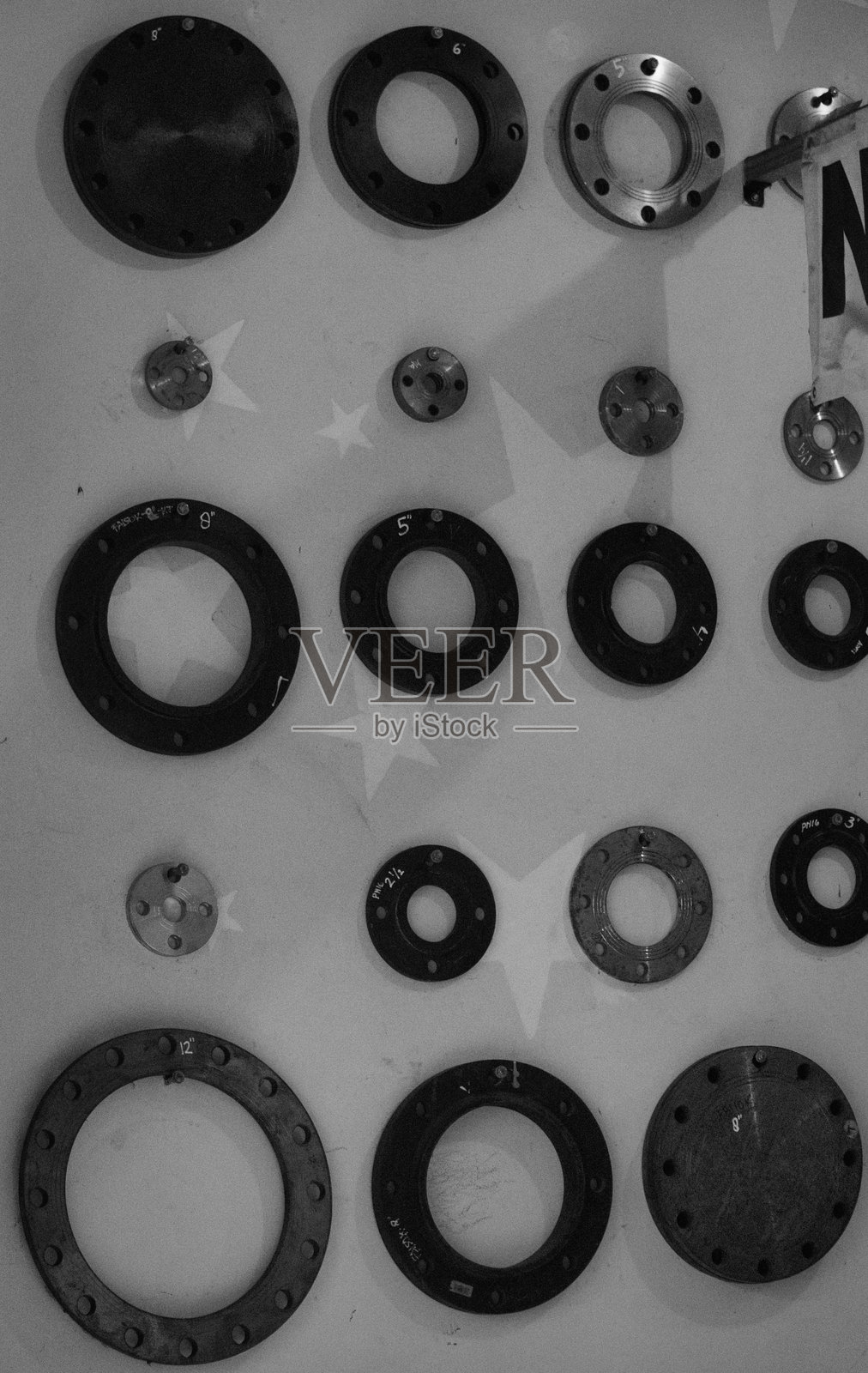 黑白机械部件展示在墙上的图像照片摄影图片