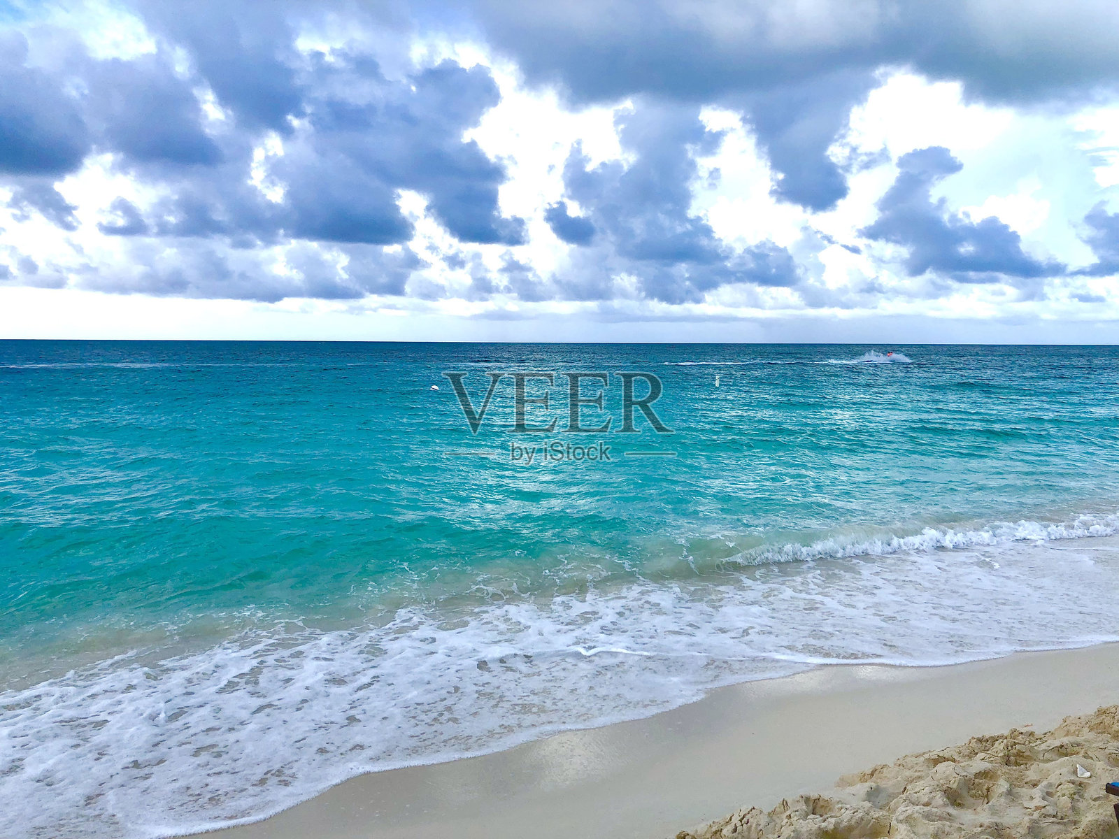 海滩上清澈的海水和蓝天。照片摄影图片