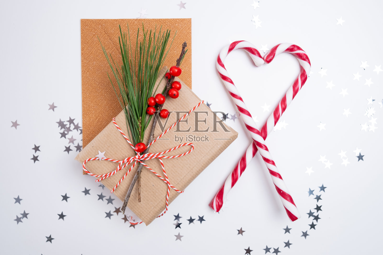 圣诞快乐和节日问候卡,框架,横幅。新年。背景上的圣诞礼品盒。冬季假日主题照片摄影图片