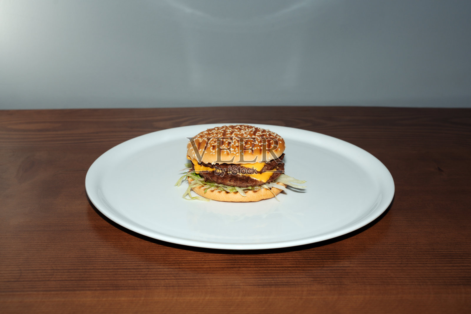 复古风格的双层芝士汉堡食品摄影照片摄影图片