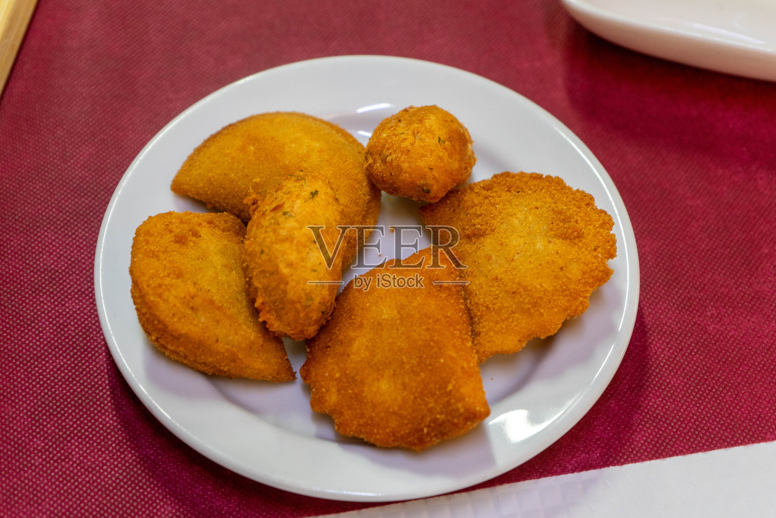传统葡萄牙开胃菜:酥脆的饺子和鳕鱼饼。照片摄影图片