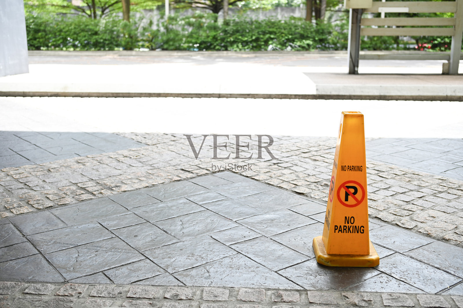 黄色禁止停车锥用于有效的交通管理照片摄影图片