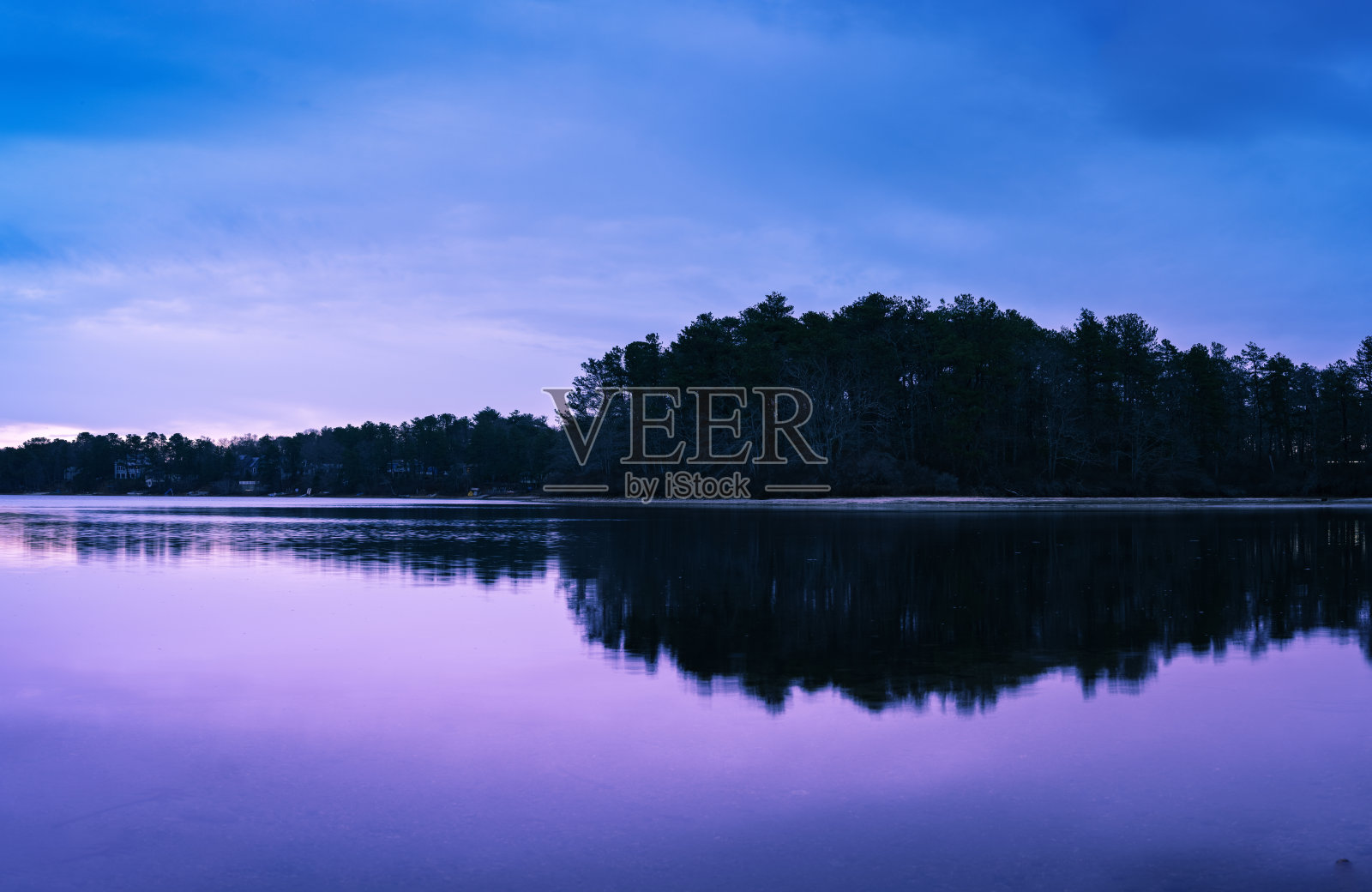 宁静的新英格兰冬季湖泊全景风光照片摄影图片