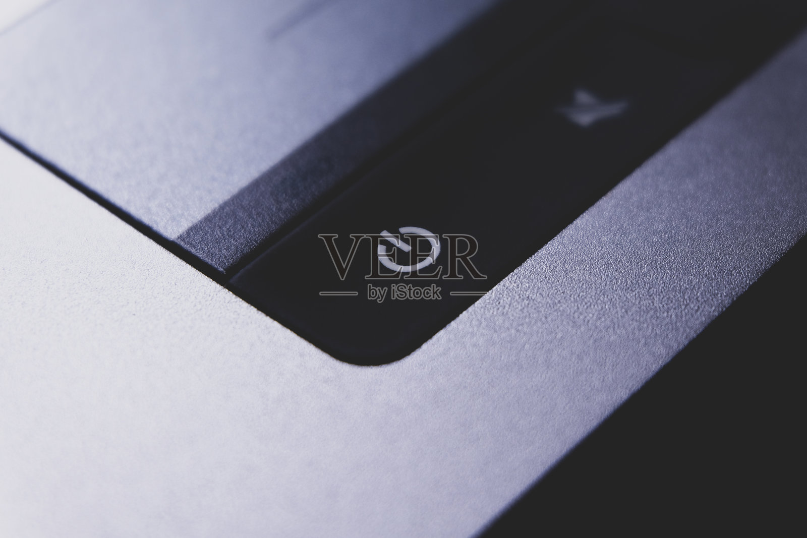 银色扬声器设备上的电源按钮符号特写照片摄影图片