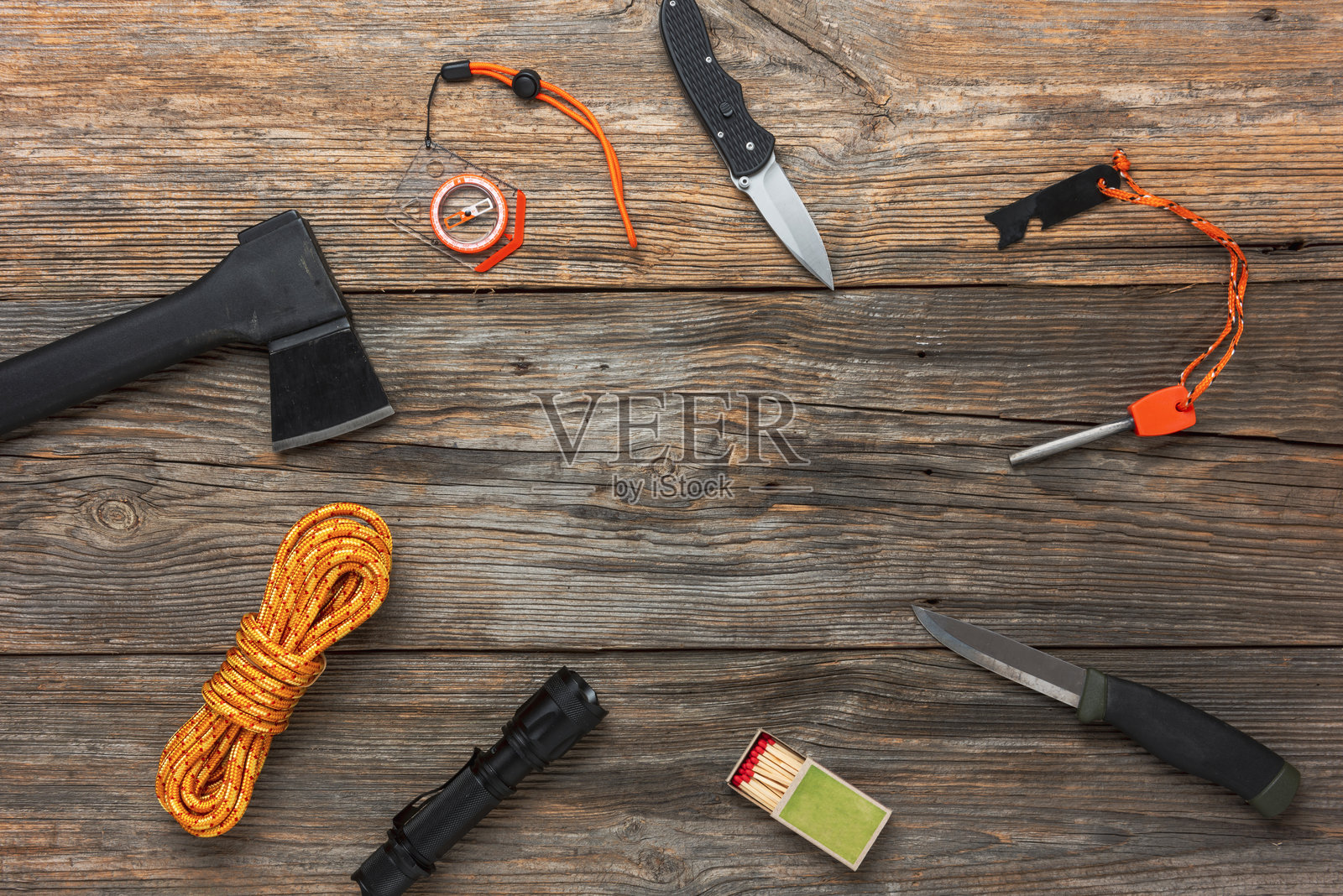 木质背景上的野外生存或求生装备。平铺构图。照片摄影图片