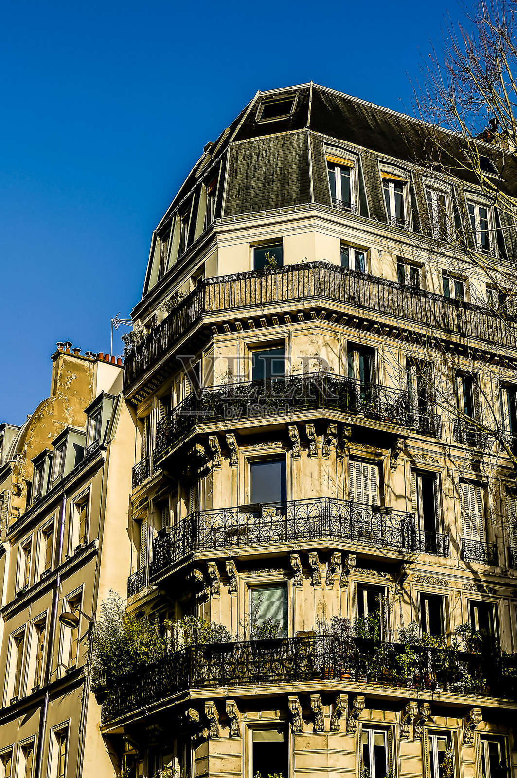 一栋高楼,带有阳台和阳台栏杆照片摄影图片