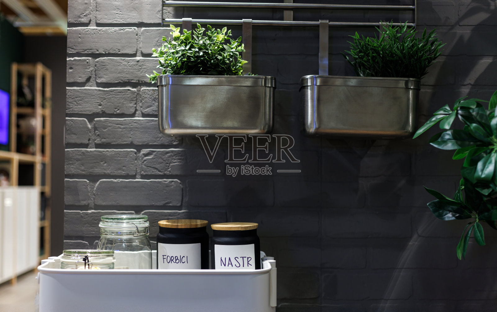 舒适的乡村风格厨房内部,配有现代家具照片摄影图片