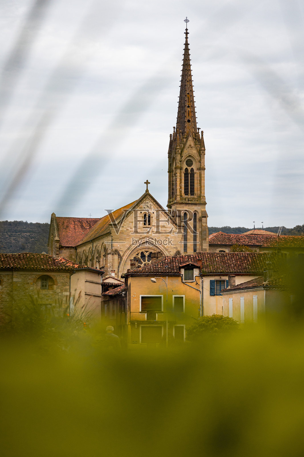 法国奥克西塔尼大区圣安东宁-诺布尔-瓦尔的哥特式教堂尖塔被自然环绕照片摄影图片