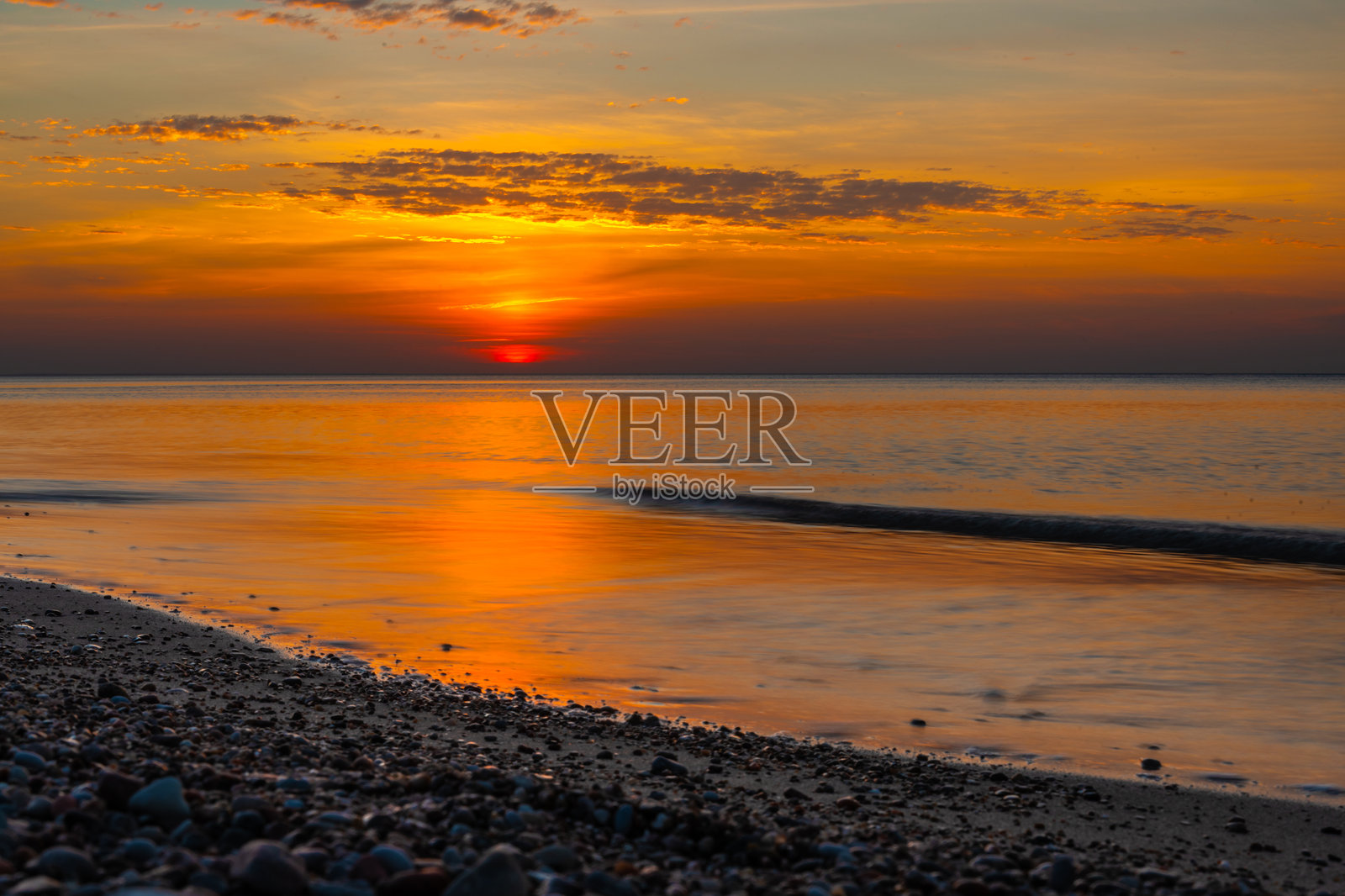 库尔斯克沙嘴日落时的波罗的海沙滩,沙滩上有鹅卵石。加里宁格勒地区,俄罗斯照片摄影图片