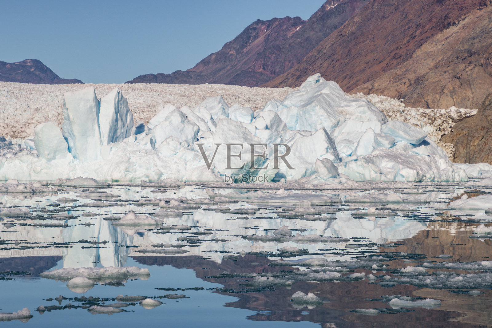 冰山和Qooqqup冰川在Qooqqut峡湾(南格林兰)照片摄影图片