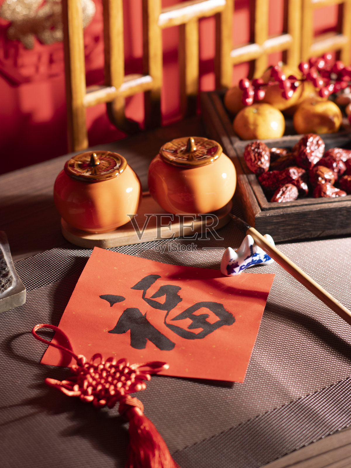 春节期间带有“春”和“福”字的春节装饰照片摄影图片