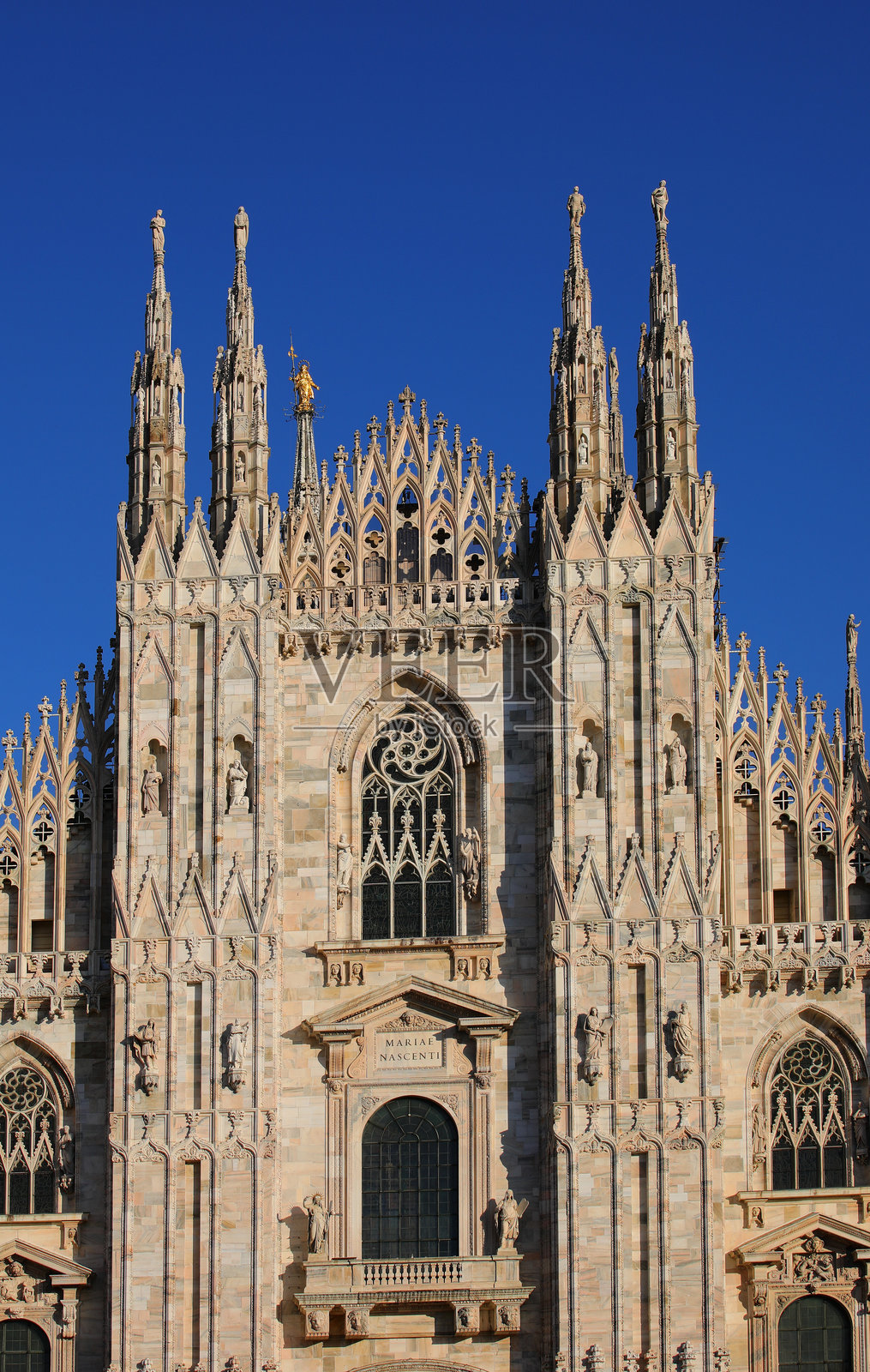 意大利北部的米兰大教堂,典型的哥特式宗教建筑,顶部有意大利人称为“MADONNINA”的金色圣母像。照片摄影图片