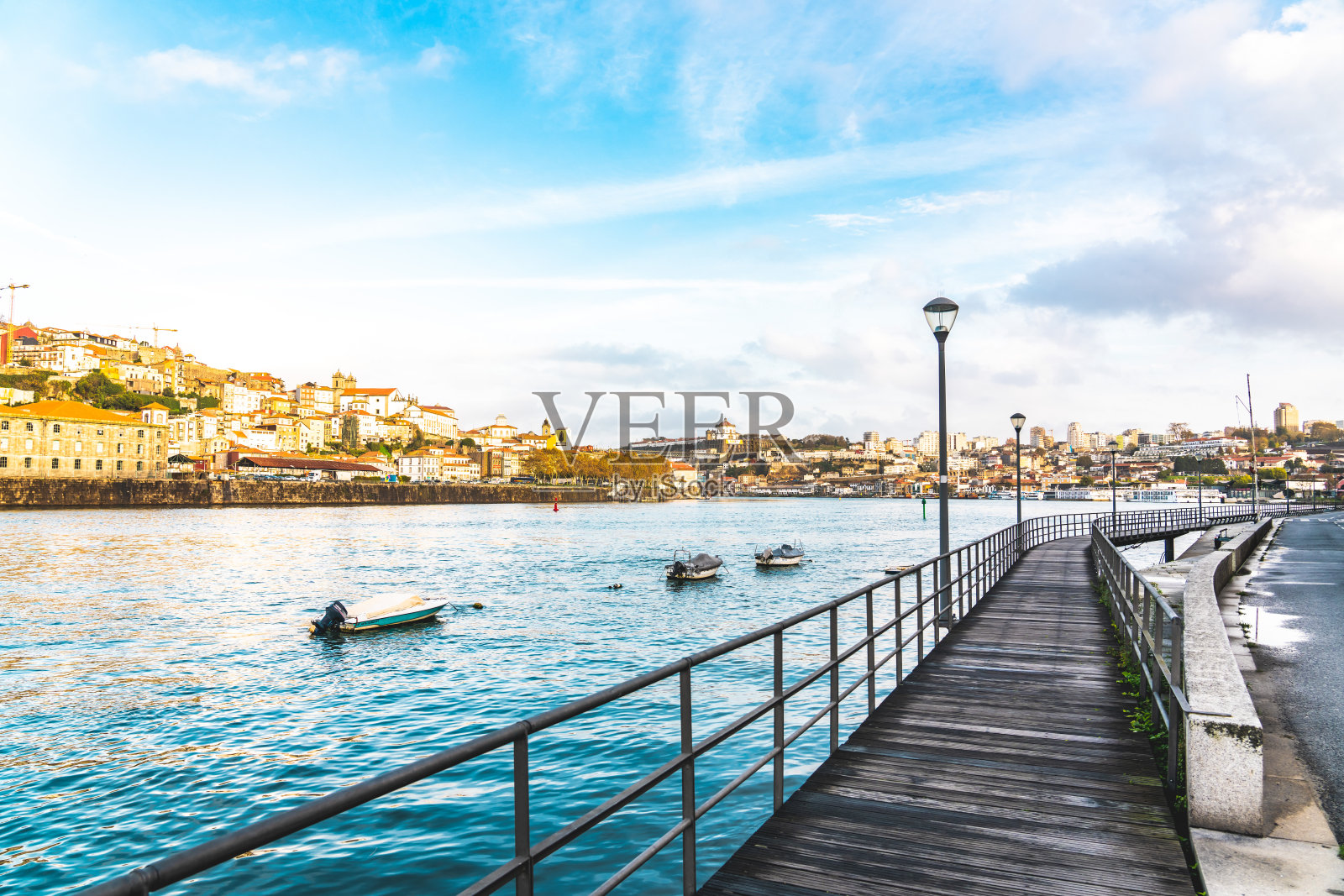 发现波尔图的魅力:在维拉诺瓦·德·盖亚沿杜罗河的风景漫步照片摄影图片