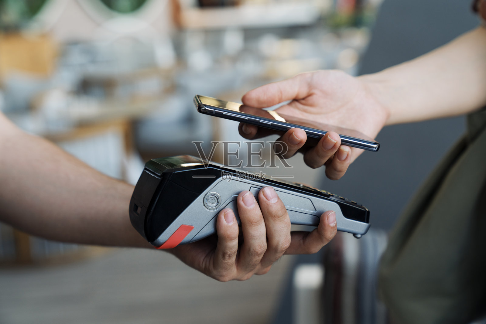 一个人正在用信用卡和手机付款照片摄影图片