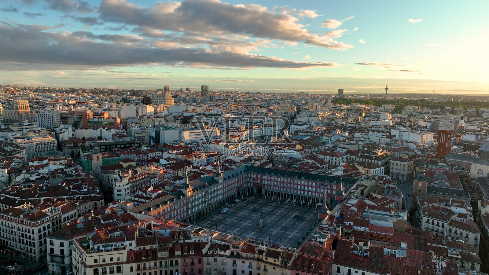 西班牙马德里市历史悠久的市中心鸟瞰图,马约尔广场。照片摄影图片