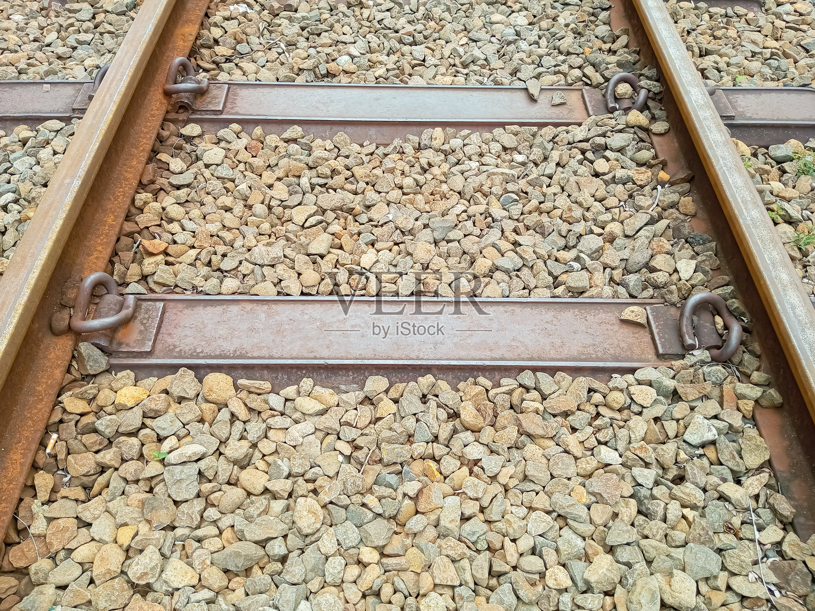 混凝土轨枕和夹具的铁路轨道照片摄影图片