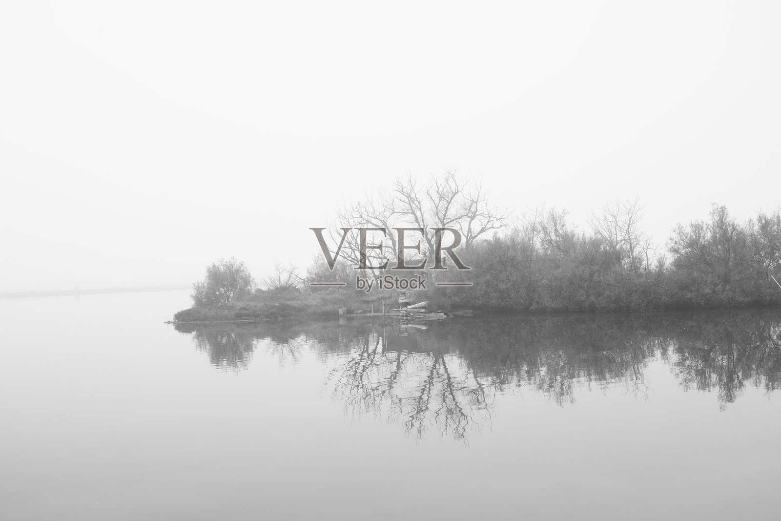 皮奥拉萨·德伊·皮翁博尼在雾中(意大利拉文纳)照片摄影图片