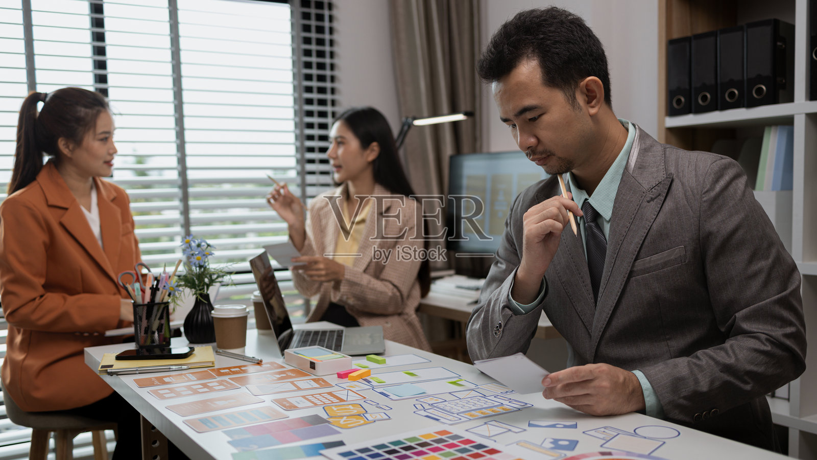 移动应用程序的UX/UI设计网站,应用程序开发模板布局,UI开发,设计团队在创意办公室中合作进行UX/UI项目,创意网页团队。照片摄影图片