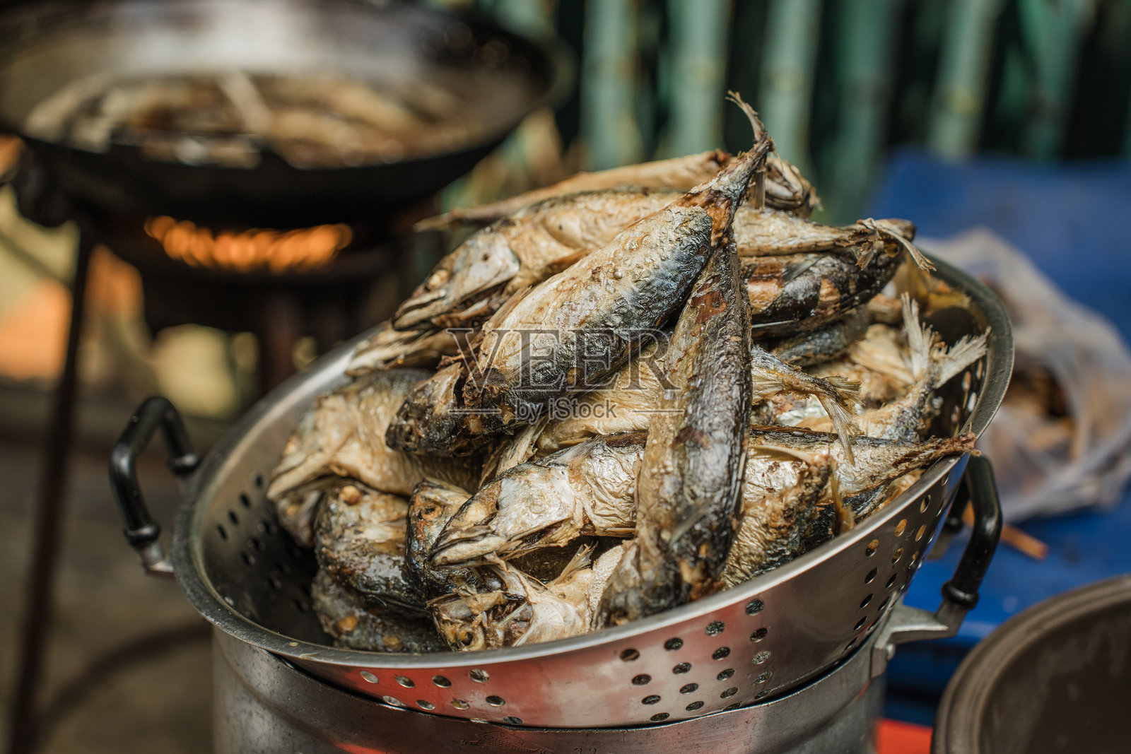 曼谷东南亚街头炸鲭鱼照片摄影图片