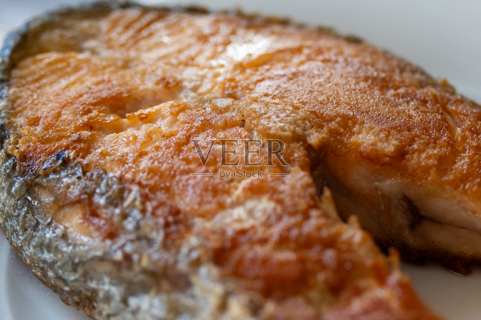 新鲜的挪威三文鱼在旋转背景上照片摄影图片