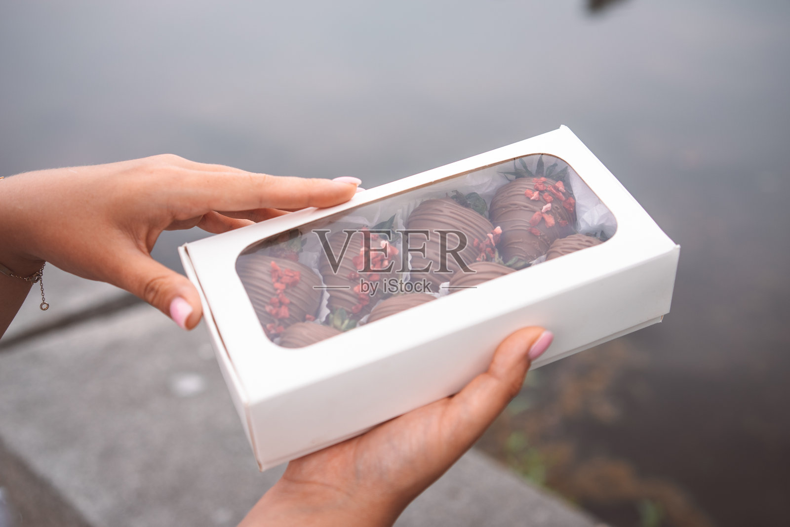 盒子里的巧克力糖果照片摄影图片