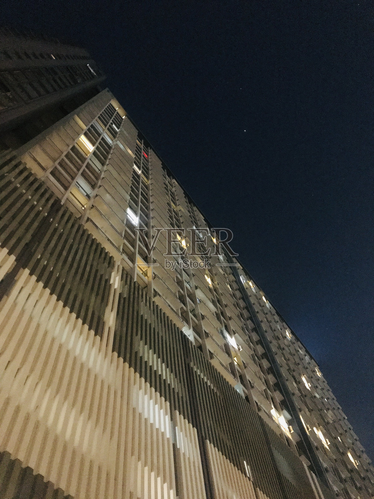 夜晚的现代建筑照片摄影图片