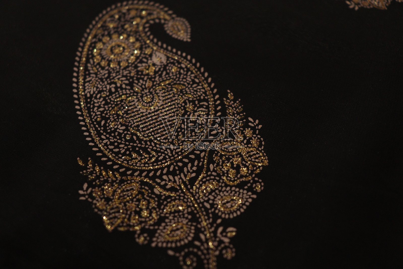 黑色背景上的金色民族设计照片摄影图片