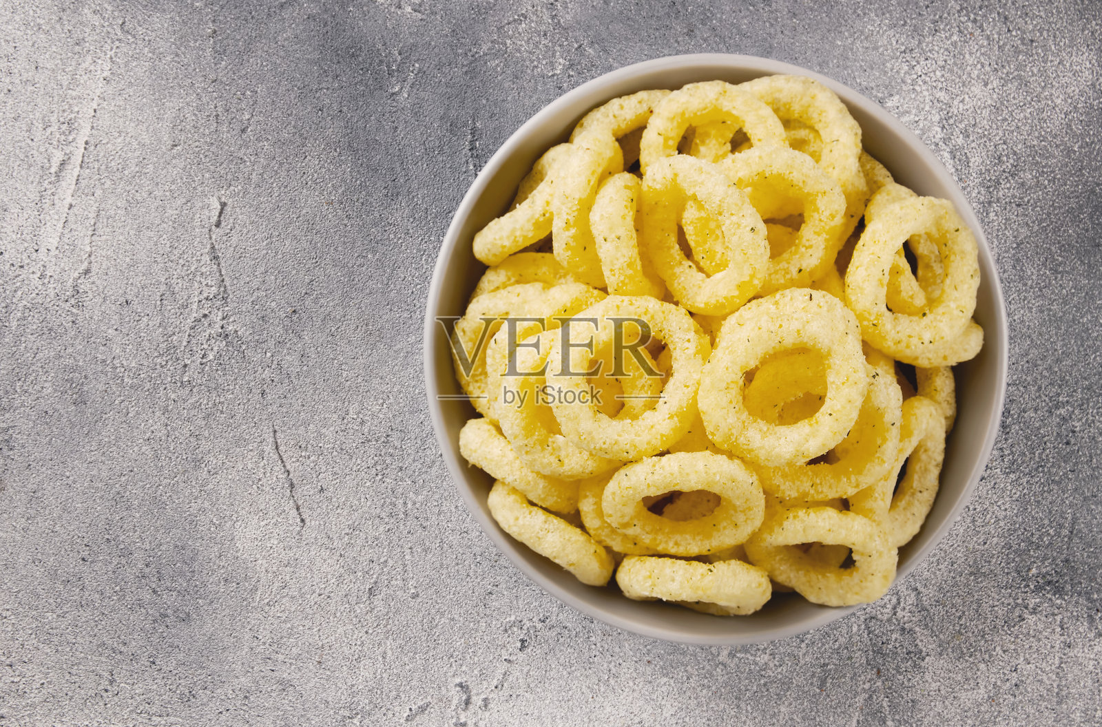 奶酪和葱味的玉米圈脆片照片摄影图片