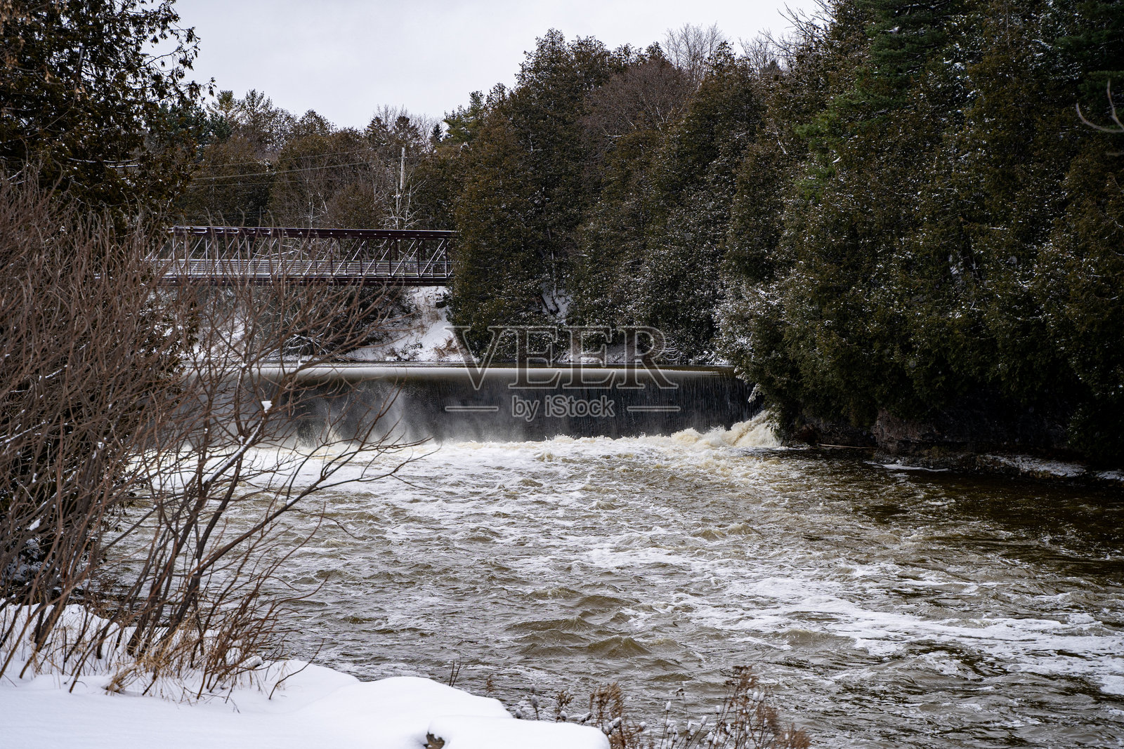冬季河边公园的景色。照片摄影图片