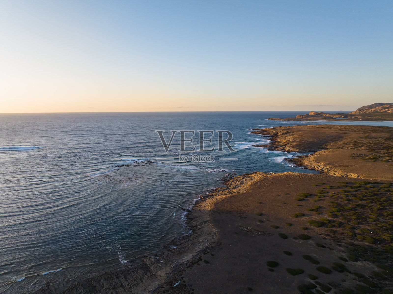 萨丁岛北部斯廷蒂诺的拉佩洛萨海滩。照片摄影图片
