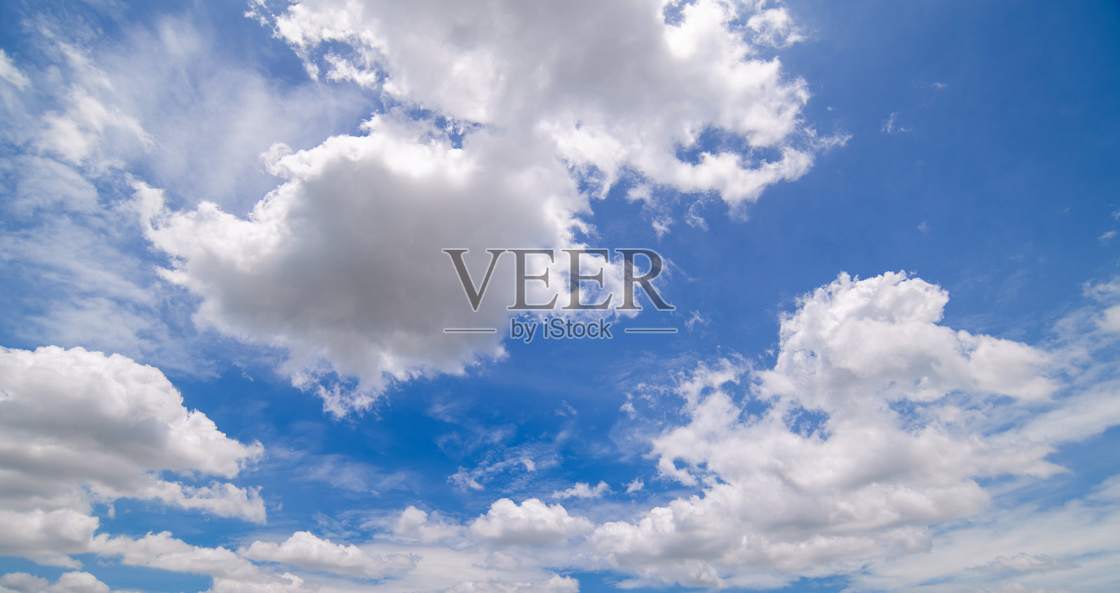 清澈蓝天和云朵的全景,蓝天背景上点缀着细小的云朵。蓝天中的白色蓬松云朵。引人入胜的库存照片,展现了天空和云朵的迷人之美。照片摄影图片