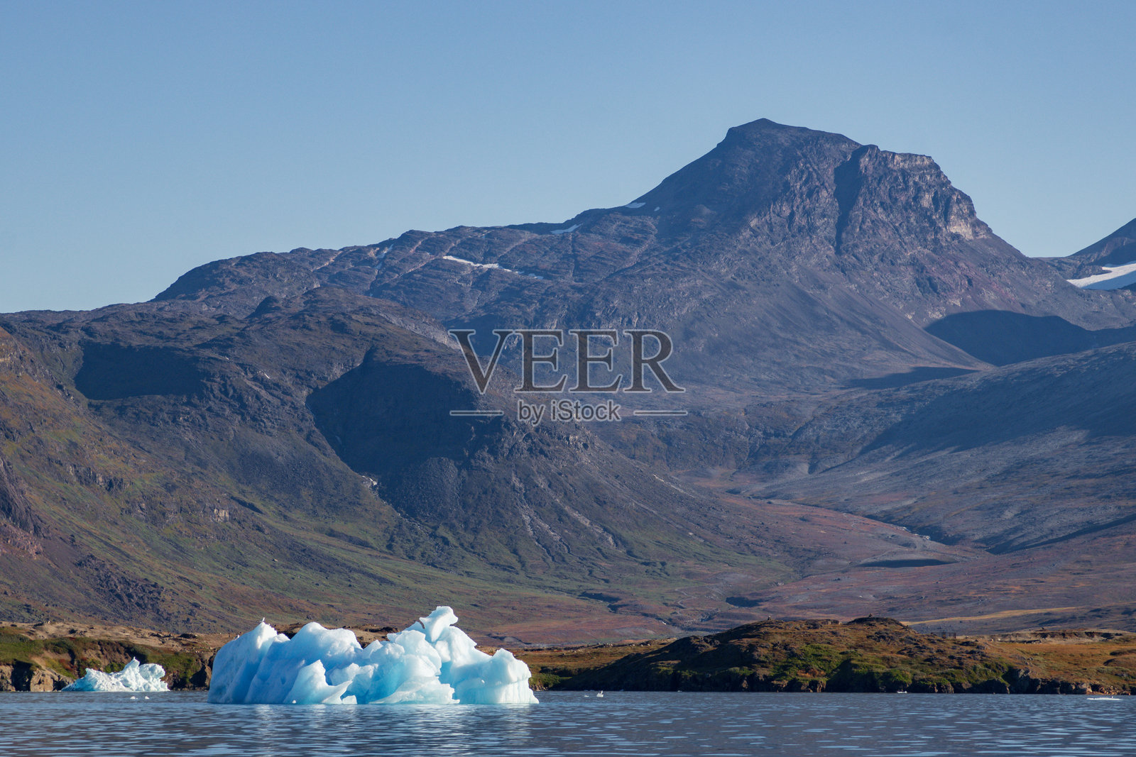南格林兰峡湾中的冰山照片摄影图片