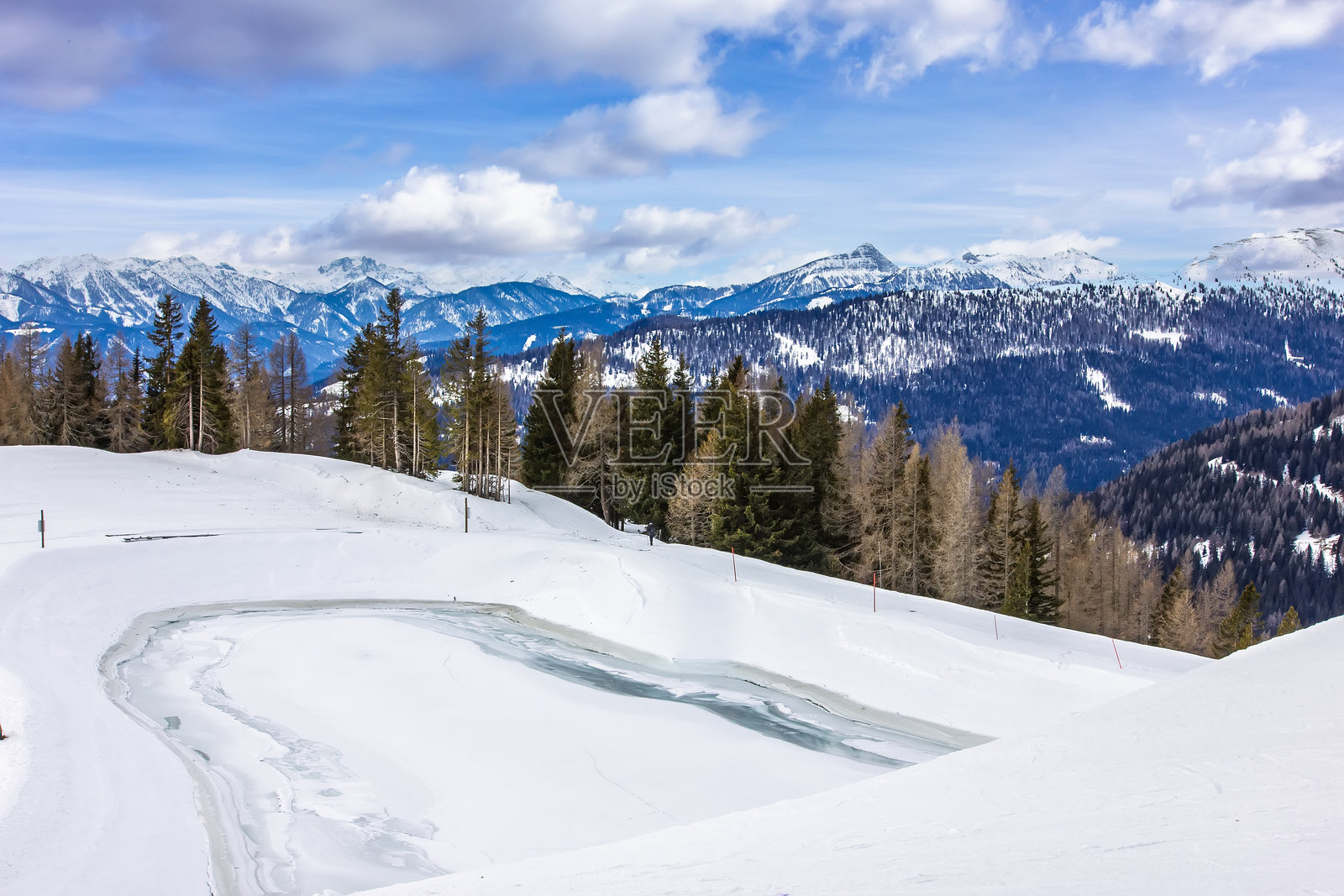 雪覆盖的山脉与冰冻的湖泊照片摄影图片