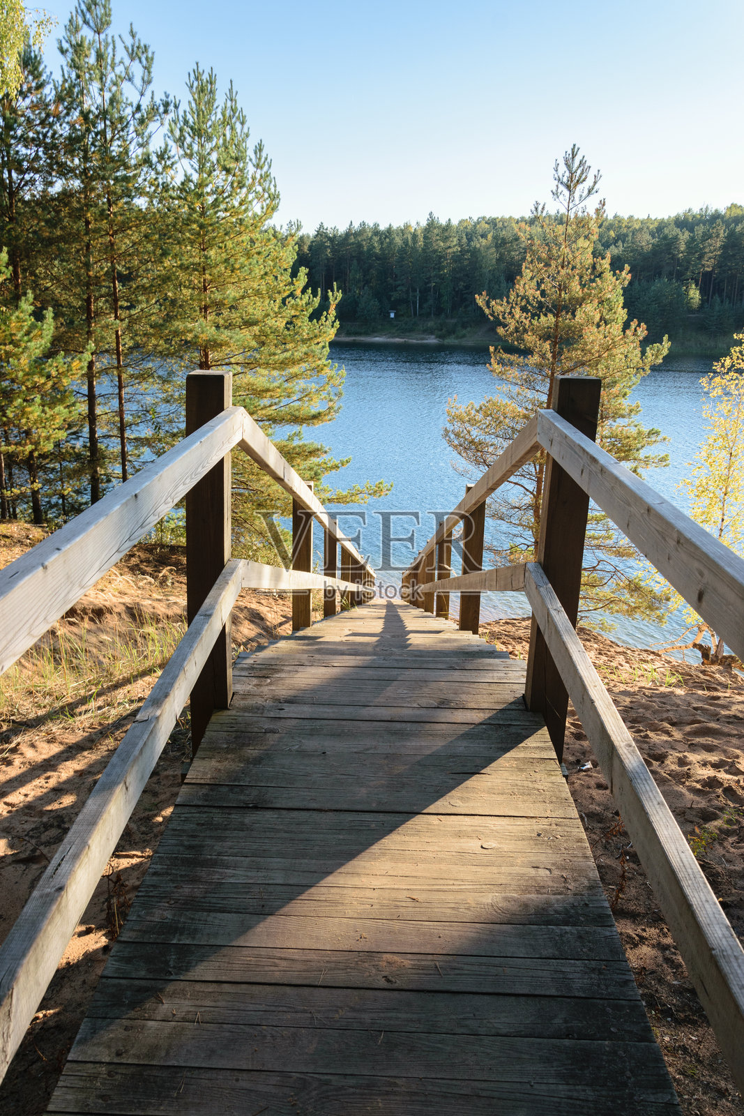 通往采石场的木制楼梯及扶手照片摄影图片