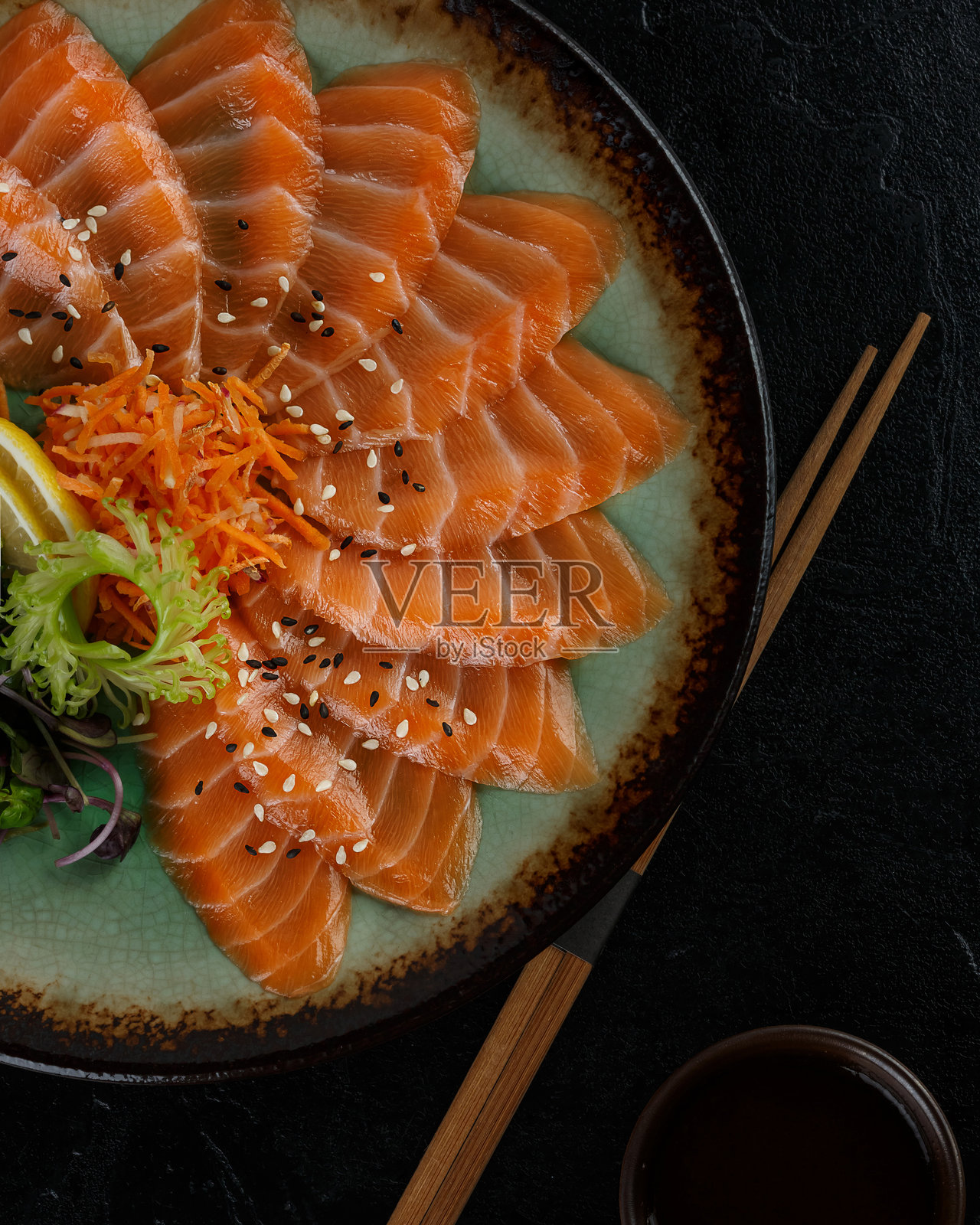 三文鱼片和芥末。日本风格的三文鱼片和芥末切片。照片摄影图片