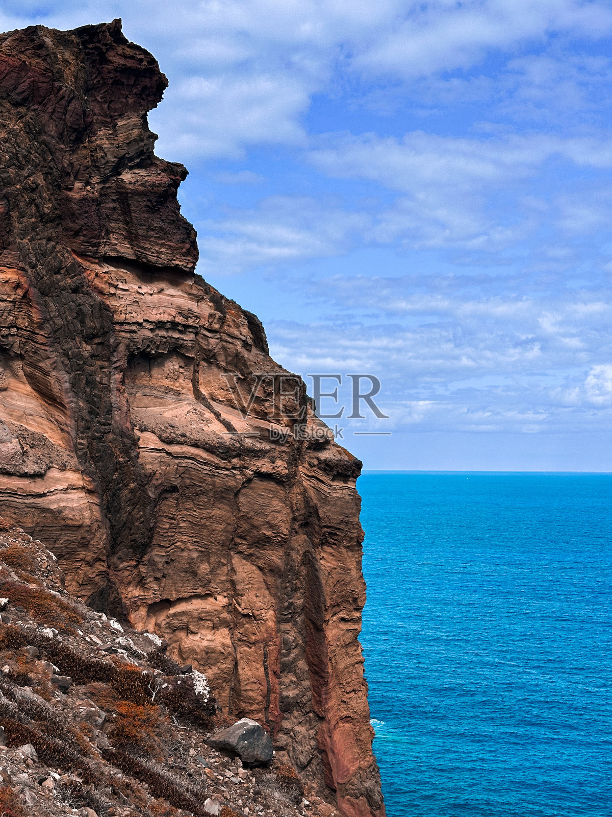 葡萄牙马德拉岛的三元素组合:大地地质、丘陵悬崖、岩石、蓝色海水、阴云密布的天空、大西洋海岸、海景、崎岖的山脉风光、度假、徒步旅行小径、垂直摄影、鸟瞰图。照片摄影图片
