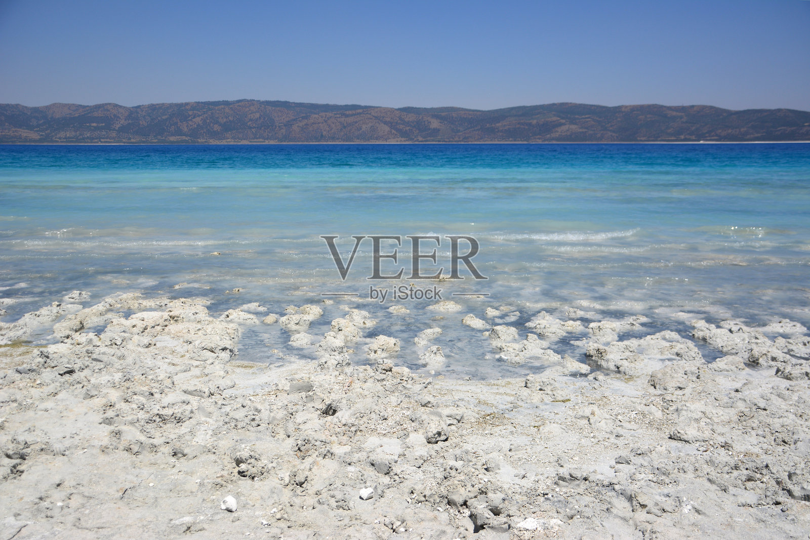 绿松石湖岸,山脉与蓝天照片摄影图片