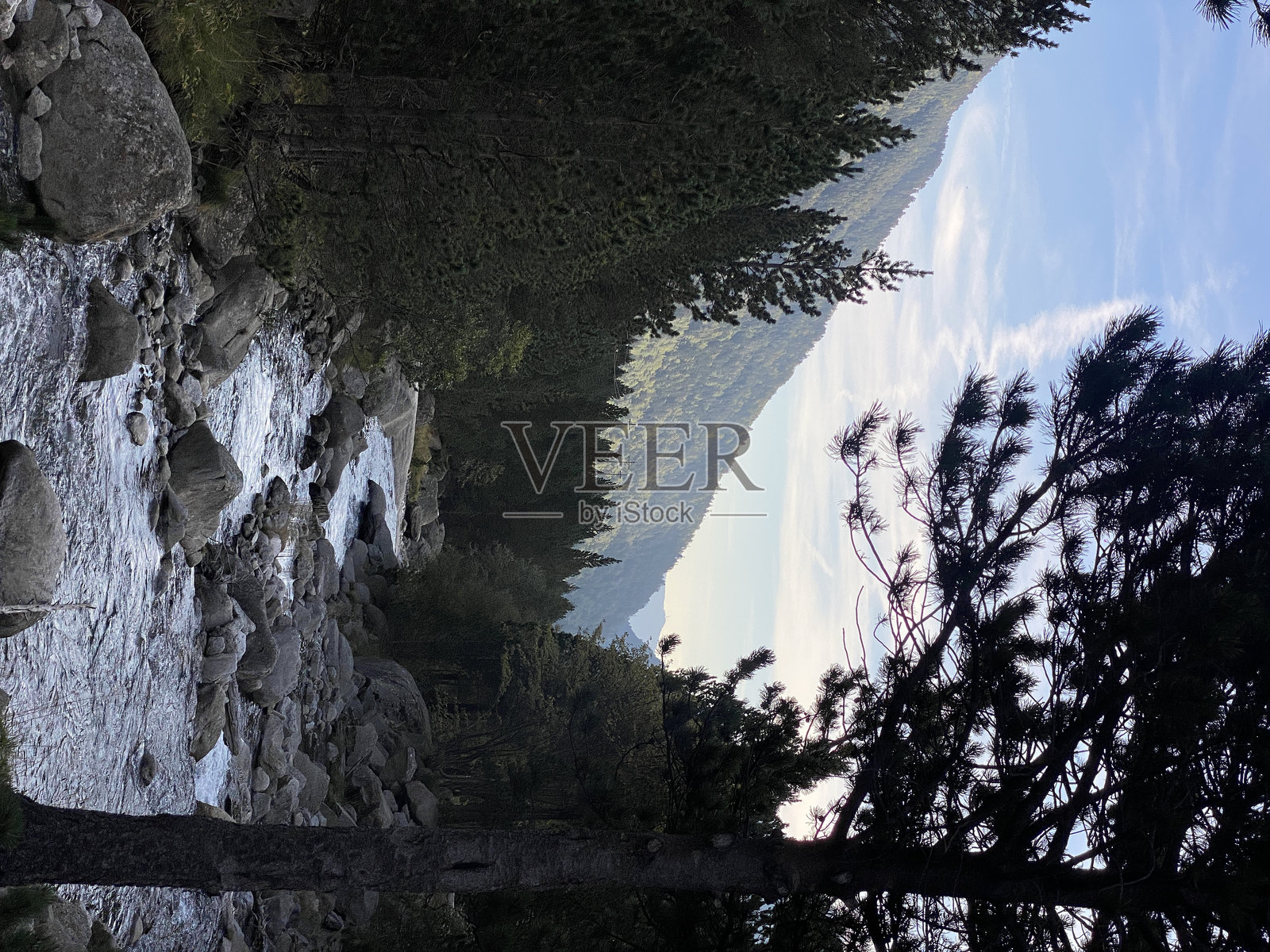 瓦尔博伊的宁静河流照片摄影图片