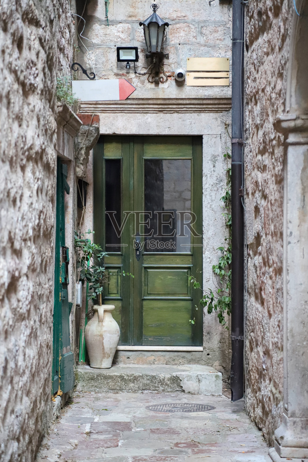 科托尔狭窄的鹅卵石街道和历史悠久的石头房屋,联合国教科文组织世界遗产。老城区建筑细节。照片摄影图片