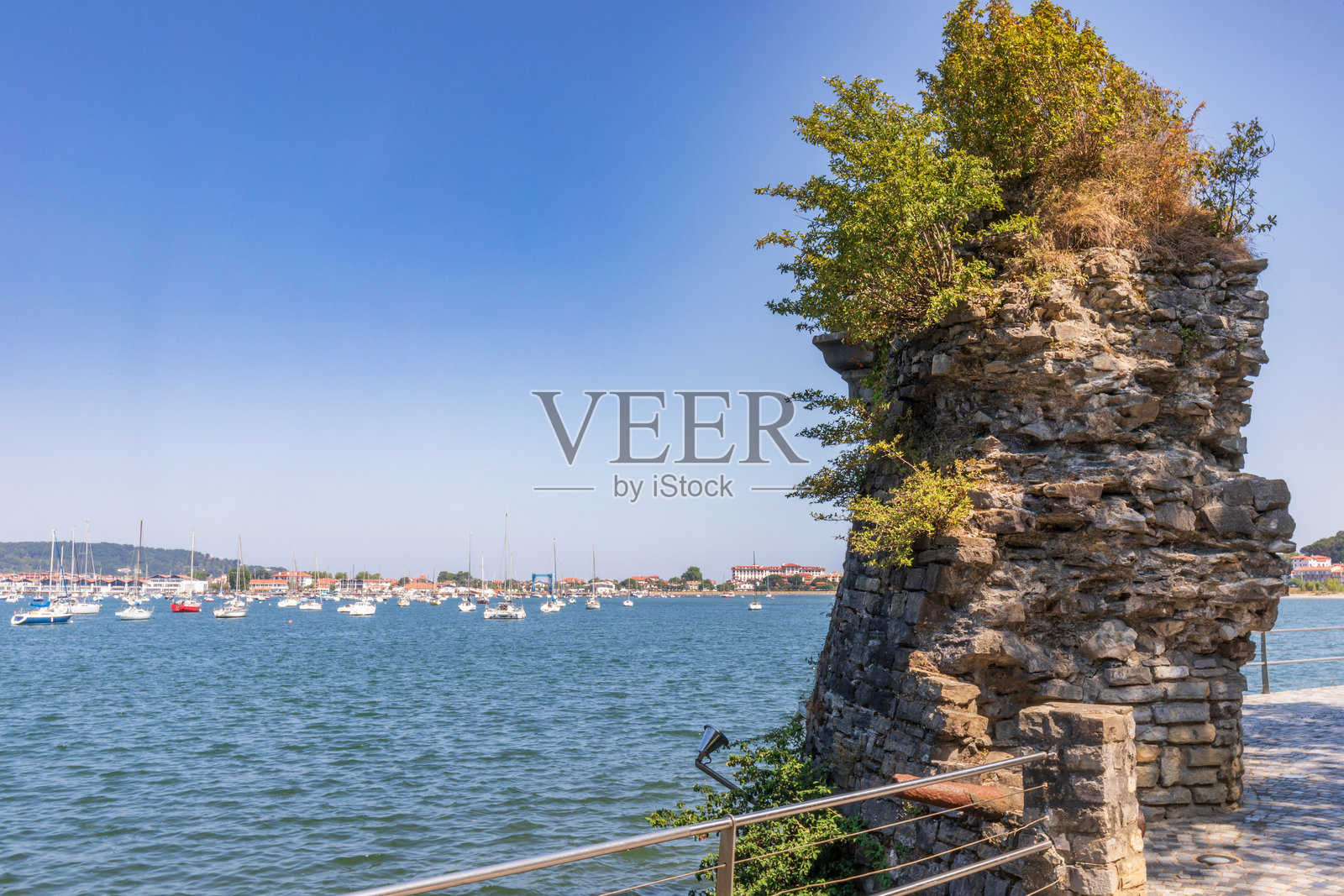 法国比利牛斯-大西洋省的亨达耶。比达索河照片摄影图片