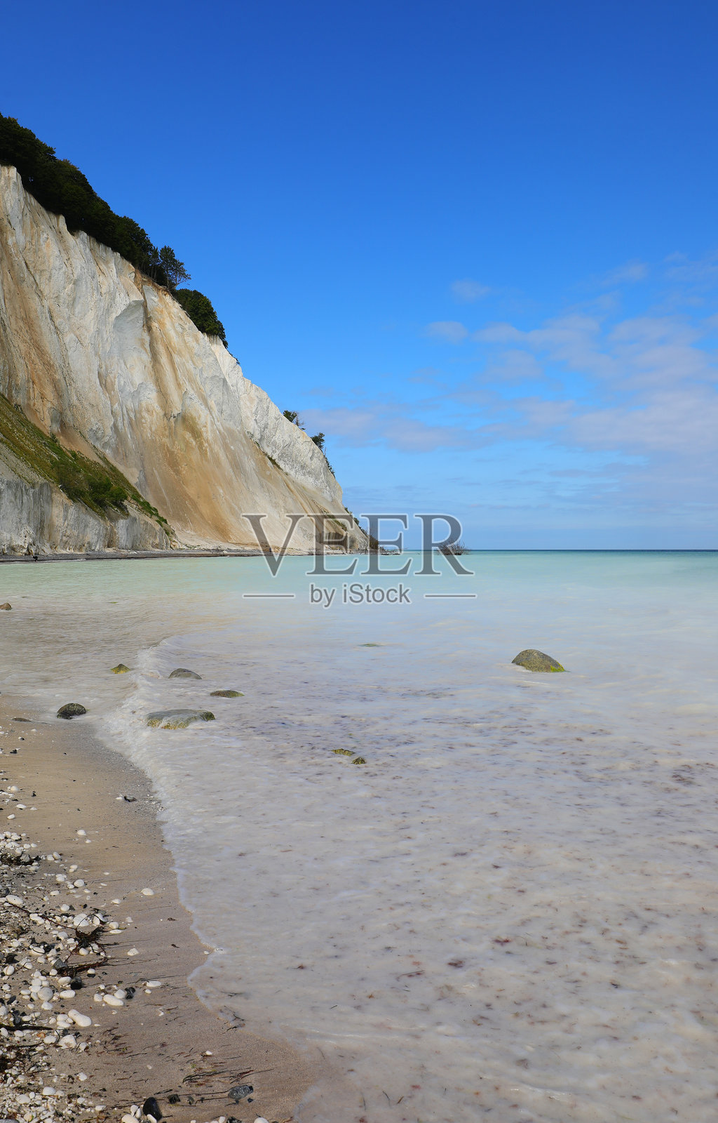 夏季海面因溶解的碳酸盐和钙矿物而变白的全景及巨大的悬崖照片摄影图片